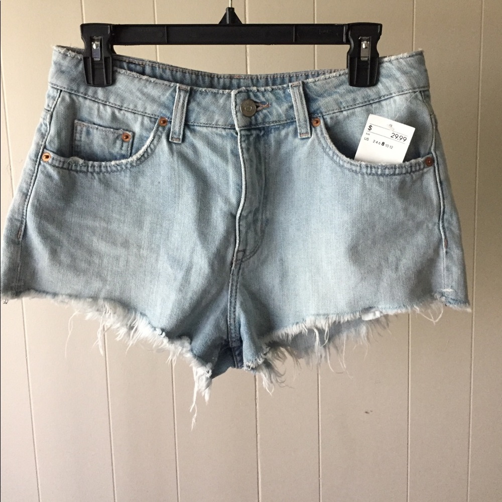 Light wash raw hem shorts